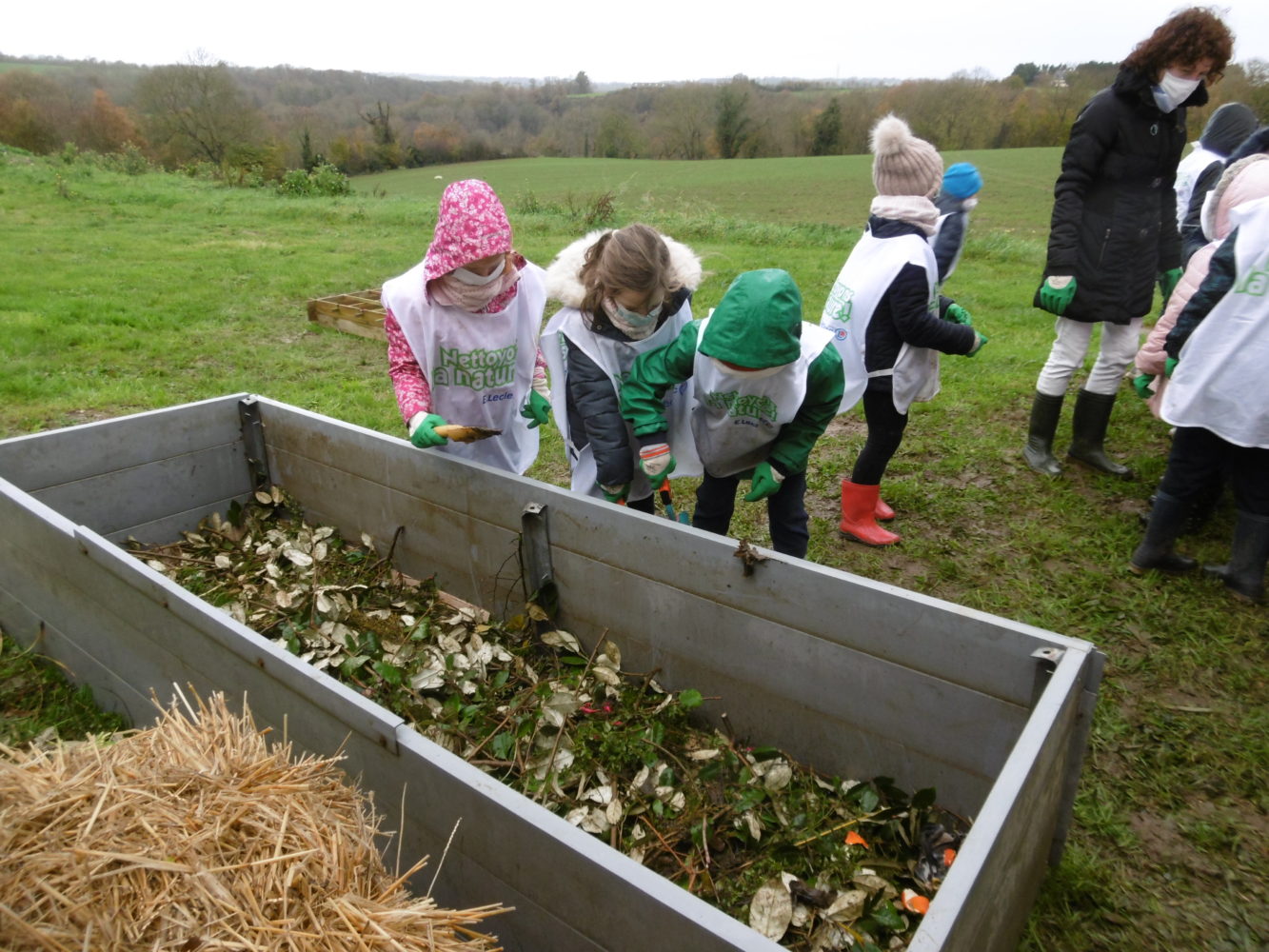 Les CP / CE1 préparent leur carré potager