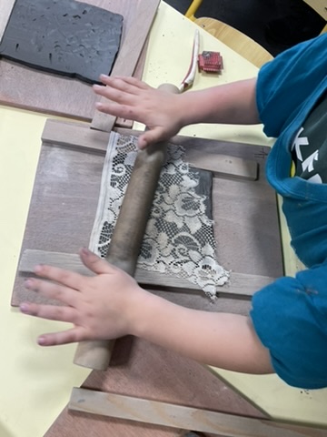 Atelier Terre 2 : étape du modelage